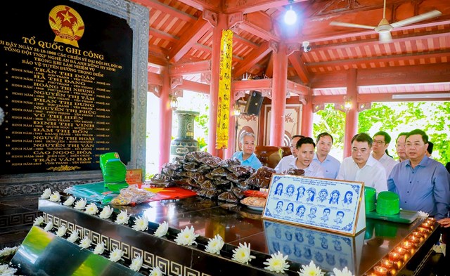 Đoàn công tác dâng hương tại Khu Di tích lịch sử quốc gia Truông Bồn