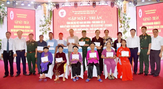 Hỗ trợ gia đình liệt sĩ tỉnh Nghệ An tặng quà Mẹ Việt Nam anh hùng