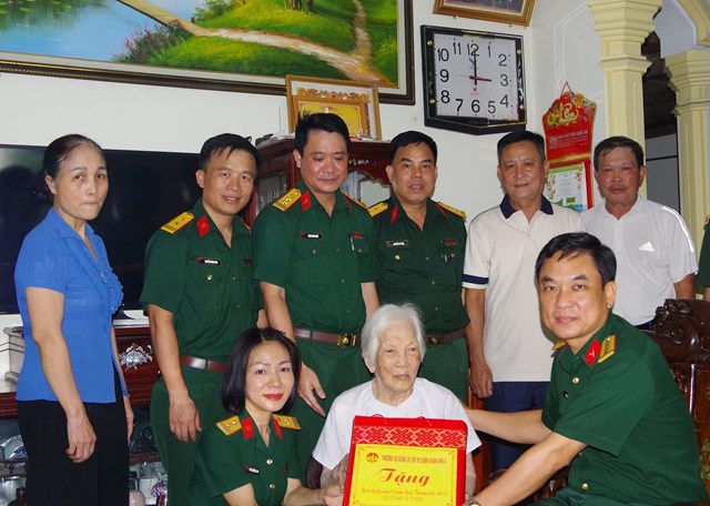 Đoàn đến tặng quà Bà mẹ Việt Nam anh hùng Lê Thị Lục, ở phường Thành Vinh