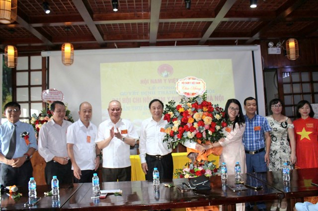 Lãnh đạo Hội Nam Y Việt Nam tặng hoa chúc mừng Đại hội. Ảnh: Phi Long.