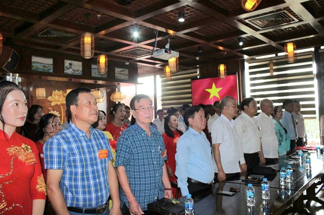Các đại biểu tham dự Đại hội thực hiện Nghi lễ Chào cờ. Ảnh: Phi Long.