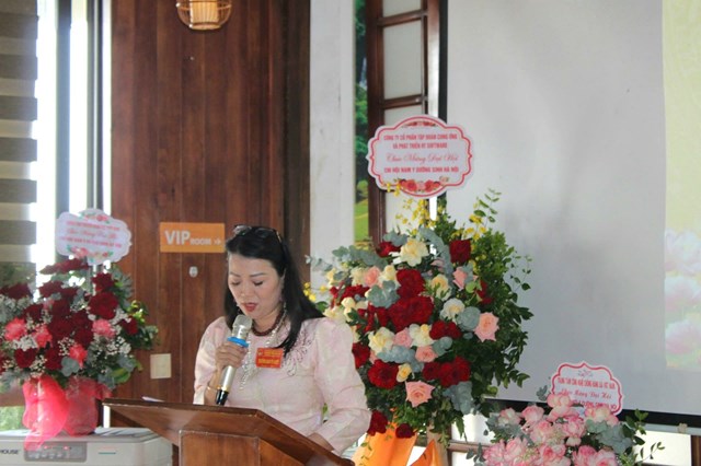 Bà Hà Thị Tính - Chủ tịch lâm thời Chi hội Nam Y Dưỡng sinh Hà Nội, phát biểu khai mạc Đại hội. Ảnh: Phi Long.