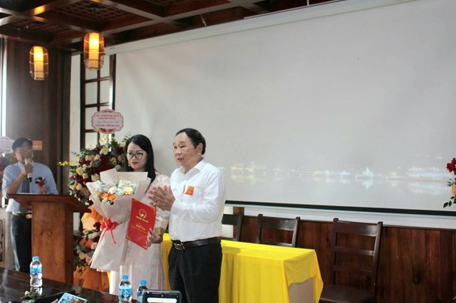 TTND.GS.TS Trương Việt Bình trao quyết định thành lập cho Tân chủ tịch Chi hội Nam Y Dưỡng sinh Hà Nội Hà Thị Tính. Ảnh: Phi Long.