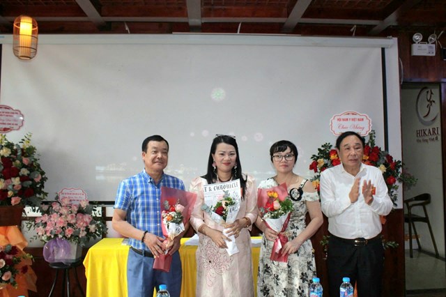 TTND.GS.TS Trương Việt Bình - Chủ tịch Hội Nam Y Việt Nam trao quyết định và tặng hoa chúc mừng Ban chấp hành Chi Hội Nam Y Dưỡng sinh Hà Nội nhiệm kỳ 2025 – 2030. Ảnh: Phi Long.