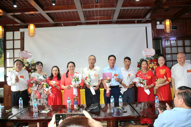 Đại diện Hội Nam Y Việt Nam trao quyết định và tặng hoa chúc mừng BCH Chi hội và Hội viên. Ảnh: Phi Long.