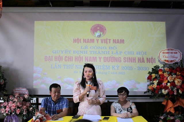 Tân Chủ tịch Chi hội Nam Y Dưỡng sinh Hà Nội Hà Thị Tính phát biểu bế mạc Đại hội. Ảnh: Phi Long.