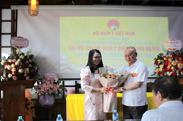 Đại biểu tặng hoa chúc mừng Đại hội Chi hội Nam Y Dưỡng sinh Hà Nội, thành công tốt đẹp. Ảnh: Phi Long.