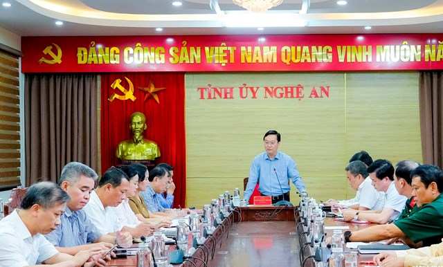 B&iacute; thư Tỉnh ủy Nghệ An Nguyễn Đức Trung chủ tr&igrave; cuộc họp chỉ đạo c&ocirc;ng t&aacute;c ứng ph&oacute; v&agrave; khắc phục hậu quả mưa lũ tr&ecirc;n địa b&agrave;n tỉnh.