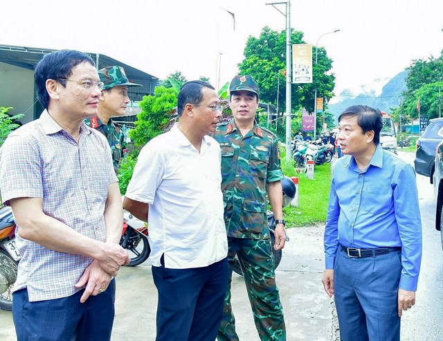 Đồng ch&iacute; L&ecirc; Hồng Vinh &ndash; Ph&oacute; B&iacute; thư Tỉnh ủy, Chủ tịch UBND tỉnh Nghệ An kiểm tra thực tế t&igrave;nh h&igrave;nh mưa lũ tại c&aacute;c x&atilde; v&ugrave;ng cao ph&iacute;a T&acirc;y tỉnh.