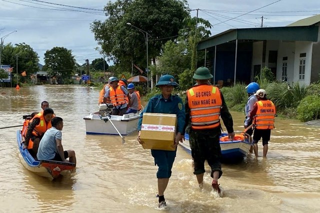 Qu&acirc;n khu 4 huy động gần 1.000 c&aacute;n bộ, chiến sĩ nhanh ch&oacute;ng c&oacute; mặt tại c&aacute;c địa b&agrave;n bị ảnh hưởng để hỗ trợ nh&acirc;n d&acirc;n khắc phục hậu quả mưa lũ.