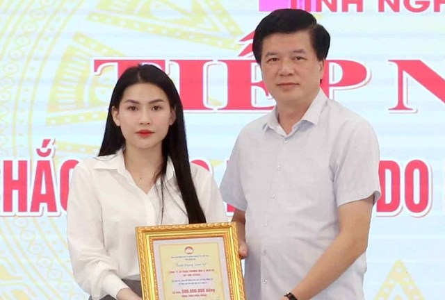 Ủy ban MTTQ Việt Nam tỉnh Nghệ An tiếp nhận 500 triệu đồng từ b&agrave; V&otilde; Thị H&agrave; Linh (tr&uacute; tại phường Th&agrave;nh Vinh, tỉnh Nghệ An) nhằm hỗ trợ người d&acirc;n v&ugrave;ng chịu ảnh hưởng bởi mưa lũ.