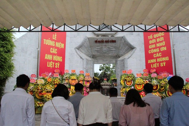 Nghệ An: Lắng đọng cảm xúc trong hành trình tri ân tại Nghĩa trang Liệt sĩ Quốc tế Việt – Lào - Ảnh 1