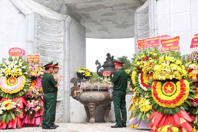 Nghệ An: Lắng đọng cảm xúc trong hành trình tri ân tại Nghĩa trang Liệt sĩ Quốc tế Việt – Lào - Ảnh 2