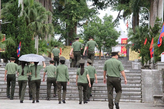 Từng đoàn người nối tiếp nhau đến dâng hương trong không khí trang nghiêm, thành kính. (Ảnh: Quốc Khánh)