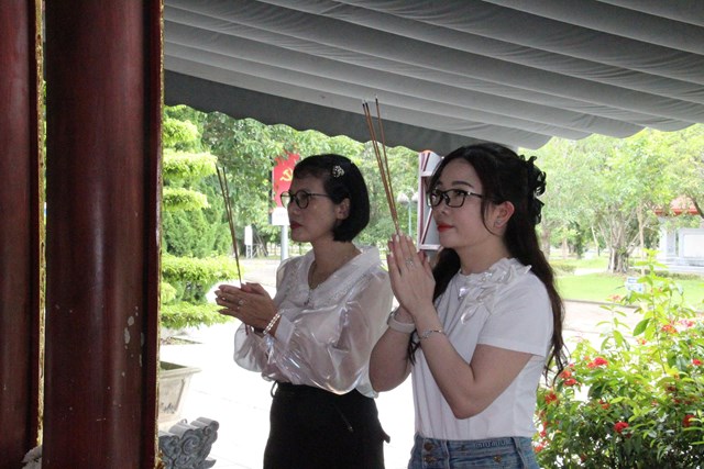 Dâng hương tại Khu di tích lịch sử quốc gia đặc biệt Truông Bồn – nơi ghi dấu sự hy sinh anh dũng của những người con tuổi mười tám đôi mươi. (Ảnh: Quốc Khánh)
