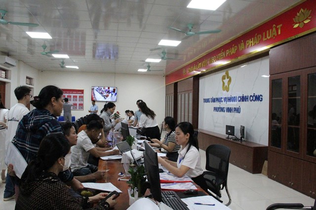 Mới đi vào hoạt động hơn 3 tuần, nhưng Trung tâm Phục vụ Hành chính công phường Vinh Phú đã để lại nhiều dấu ấn tích cực