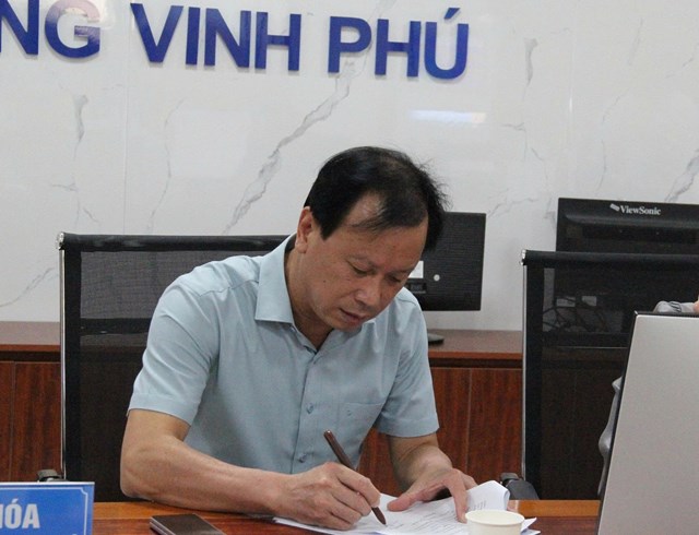 Ông Võ Khắc Hùng – Phó Chủ tịch UBND phường, Giám đốc Trung tâm Phục vụ Hành chính công phường Vinh Phú tại buổi làm việc