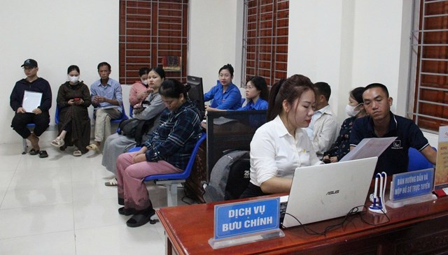 Cán bộ Trung tâm Phục vụ Hành chính công phường Vinh Phú tận tình hướng dẫn người dân thực hiện thủ tục hành chính