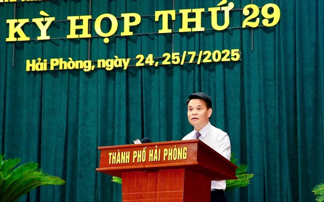 Ông Lê Ngọc Châu, Chủ tịch UBND TP Hải Phòng trình bày báo cáo kế hoạch phát triển kinh tế - xã hội năm 2025 và nhiệm vụ, giải pháp 6 tháng cuối năm 2025.