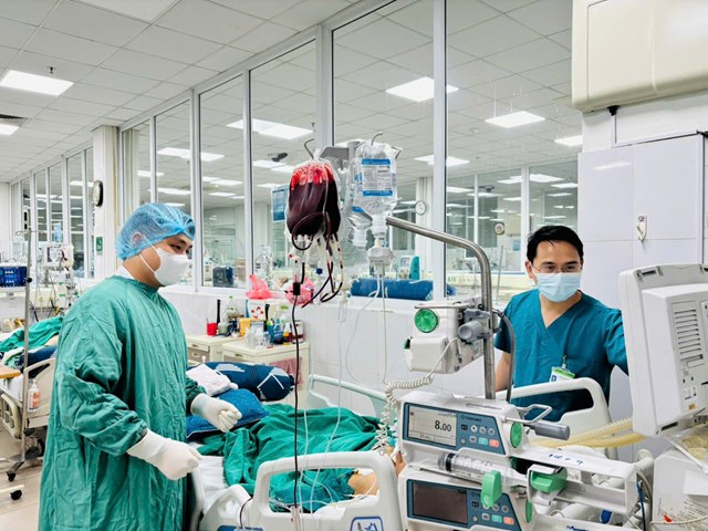 Bác sĩ Nguyễn Hồng Kỳ (bên phải) lặng lẽ bên giường bệnh, tận tâm theo dõi từng chỉ số, từng chuyển biến nhỏ của bệnh nhân – minh chứng sống động cho hình ảnh 'Lương y như từ mẫu'