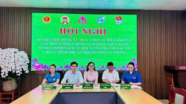 Lễ ký kết hợp đồng ủy thác cho vay hộ nghèo và các đối tượng chính sách tại phường An Phong.
