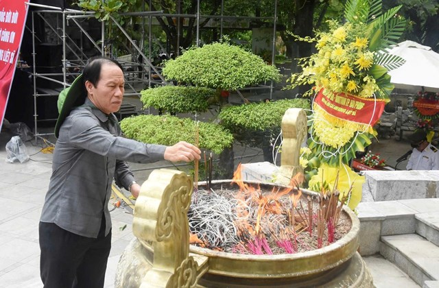 B&iacute; thư Th&agrave;nh ủy Hải Ph&ograve;ng L&ecirc; Tiến Ch&acirc;u d&acirc;ng hương tại Nghĩa trang liệt sĩ quốc gia Trường Sơn