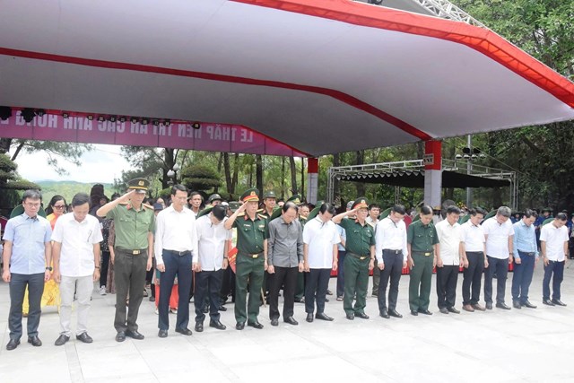 Đo&agrave;n c&ocirc;ng t&aacute;c TP. Hải Ph&ograve;ng tưởng niệm tri &acirc;n c&aacute;c anh h&ugrave;ng liệt sĩ tại Nghĩa trang liệt sĩ quốc gia Trường Sơn