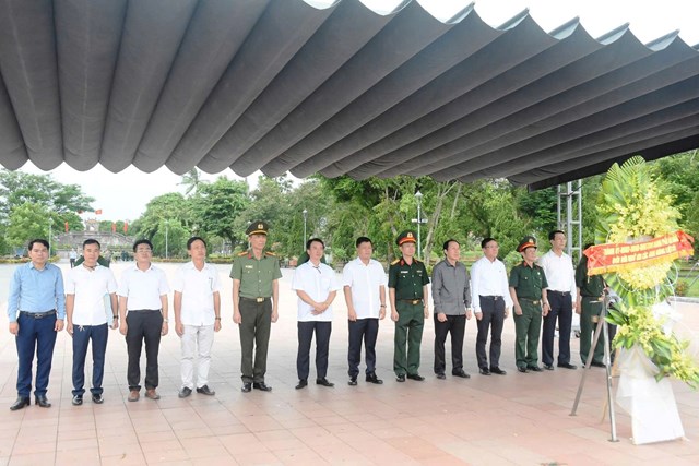 Đo&agrave;n c&ocirc;ng t&aacute;c TP. Hải Ph&ograve;ng d&acirc;ng hoa tri &acirc;n c&aacute;c anh h&ugrave;ng liệt sĩ tại Th&agrave;nh Cổ Quảng Trị