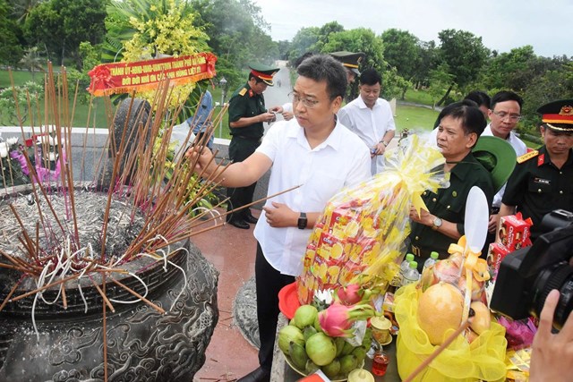 C&aacute;c th&agrave;nh vi&ecirc;n đo&agrave;n c&ocirc;ng t&aacute;c TP. Hải Ph&ograve;ng d&acirc;ng hương tại Th&agrave;nh Cổ Quảng Trị