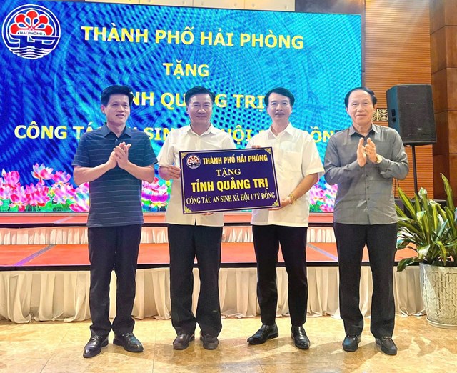 TP. Hải Ph&ograve;ng trao tặng kinh ph&iacute; cho tỉnh Quảng Trị để chăm lo c&ocirc;ng t&aacute;c an sinh x&atilde; hội