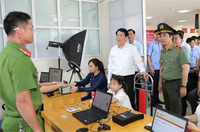 Chủ tịch nước Lương Cường kiểm tra quy trình giải quyết thủ tục hành chính tại Trung tâm Phục vụ hành chính công xã Quảng Hà; đánh giá cao việc ứng dụng công nghệ, cải cách hành chính phục vụ nhân dân.