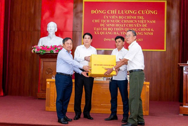 Chủ tịch nước Lương Cường trao tặng quà lưu niệm cho Chi bộ thôn Quảng Chính 6, xã Quảng Hà, tỉnh Quảng Ninh, trong buổi sinh hoạt chuyên đề.