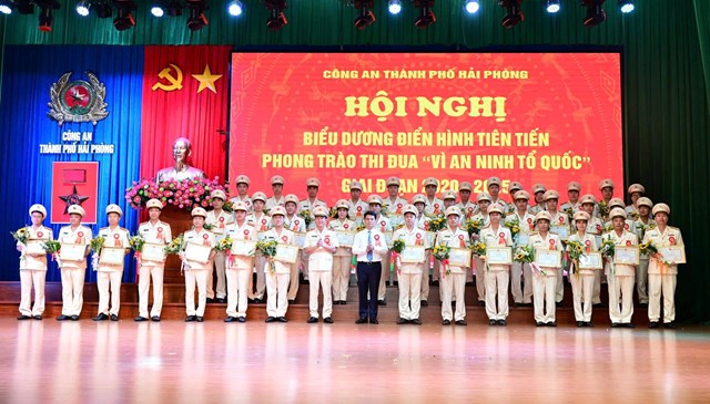 Lãnh đạo thành phố và Công an TP Hải Phòng trao giấy khen cho các cá nhân, tập thể tiêu biểu trong phong trào thi đua Vì An ninh Tổ quốc.