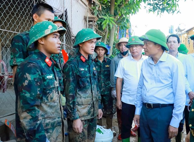 Đồng chí Lê Hồng Vinh - Phó Bí thư Tỉnh ủy, Chủ tịch UBND tỉnh Nghệ An kiểm tra, động viên công tác khắc phục hậu quả lũ lụt do mưa lũ tại các xã Lượng Minh, Tương Dương và xã biên giới Mường Típ.