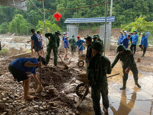 Bộ đội Biên phòng giúp bà con xã Nhôn Mai
