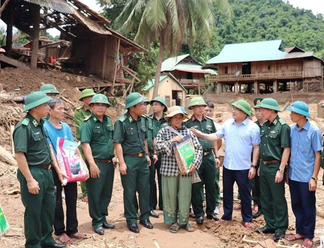 Đoàn công tác của Bộ Tư lệnh BĐBP do Trung tướng Lê Đức Thái, Ủy viên Trung ương Đảng, Ủy viên Quân ủy Trung ương, Tư lệnh BĐBP cùng đoàn công tác đến thăm, động viên, tặng quà quân và dân vùng lũ tỉnh Nghệ An