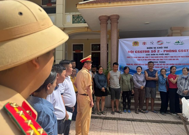Công an tỉnh Nghệ An tham, tặng quà bà con vùng lũ