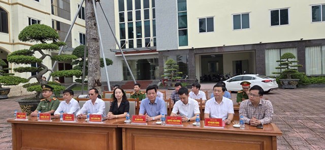 Các đồng chí lãnh đạo Đảng ủy, HĐND, UBND, Ủy ban MTTQ Việt Nam phường An Dương và các ban, ngành dự Lễ ra quân cao điểm tấn công, trấn áp tội phạm sáng 01/8/2025.