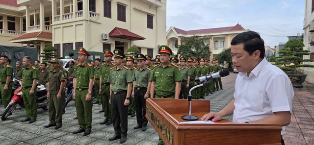 Đồng chí Vũ Mạnh Hùng – PCT tịch UBND phường An Dương phát biểu phát động tại Lễ ra quân tấn công, trấn áp tội phạm trên địa bàn.