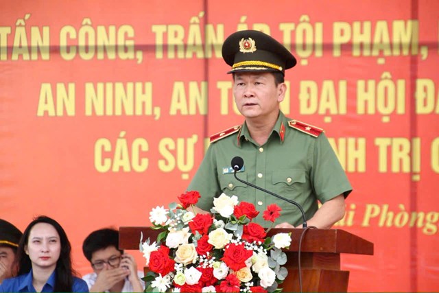 Thiếu tướng B&ugrave;i Quang B&igrave;nh, Gi&aacute;m đốc C&ocirc;ng an th&agrave;nh phố Hải Ph&ograve;ng ph&aacute;t động Lễ ra qu&acirc;n v&agrave; giao nhiệm vụ cho to&agrave;n lực lượng.