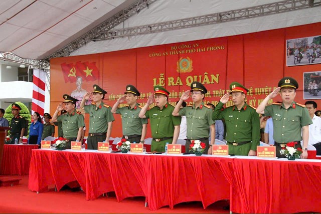 C&aacute;c đồng ch&iacute; l&atilde;nh đạo C&ocirc;ng an th&agrave;nh phố Hải Ph&ograve;ng thực hiện nghi lễ ch&agrave;o cờ tại Lễ ra qu&acirc;n đợt cao điểm tấn c&ocirc;ng, trấn &aacute;p tội phạm, bảo đảm an ninh, trật tự phục vụ Đại hội Đảng c&aacute;c cấp v&agrave; c&aacute;c sự kiện ch&iacute;nh trị quan trọng.