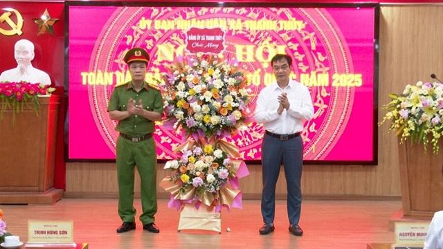 Đồng chí Bí thư Đảng uỷ Trịnh Hùng Sơn tặng hoa chúc mừng….