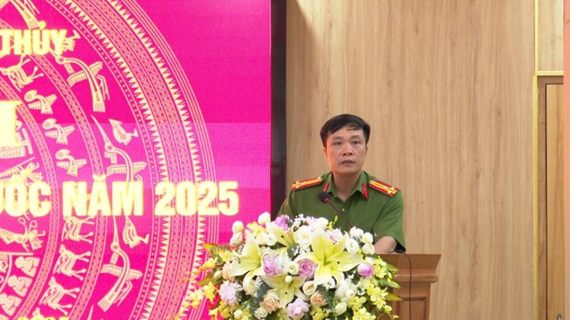 Lãnh đạo Công an xã tiếp thu ý kiến chỉ đạo của đồng chí Bí thư Đảng uỷ.