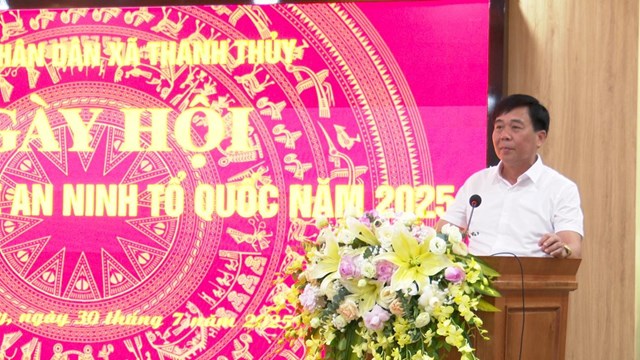 Đồng chí Phó Chủ tịch UBND xã Nguyễn Đăng Khoa gợi ý nội dung thảo luận.