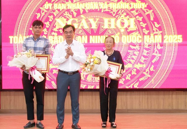 Đồng chí Bí thư Đảng uỷ Trịnh Hùng Sơn khen thưởng cho các tập thể, cá nhân.