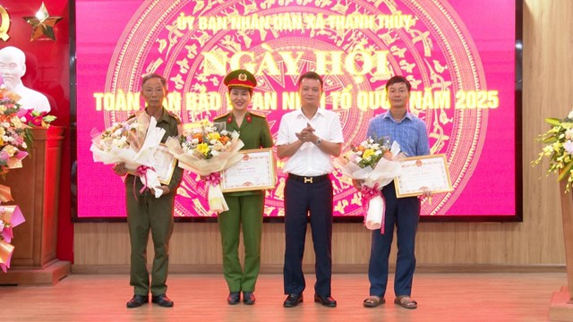 Đồng chí Chủ tịch UBND xã khen thưởng các tập thể, cá nhân…