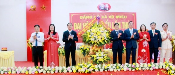 hủ nhiệm Ủy ban Kiểm tra Tỉnh uỷ Nguyễn Hải tặng hoa chúc mừng Đại hội.