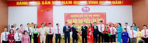 Chủ nhiệm Ủy ban Kiểm tra Tỉnh uỷ Nguyễn Hải tặng hoa chúc mừng Ban Chấp hành Đảng bộ xã Võ Miếu nhiệm kỳ 2025-2030.