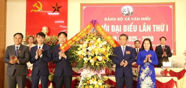 Đồng chí Phó Chủ tịch Thường trực Uỷ ban MTTQ tỉnh Đinh Công Thực tặng hoa chúc mừng Đại hội.