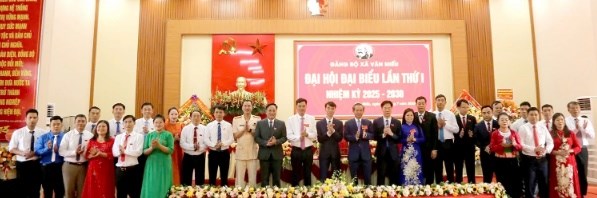 Các đồng chí lãnh đạo tỉnh chụp ảnh lưu niệm cùng Ban Chấp hành Đảng bộ xã Văn Miếu nhiệm kỳ 2025-2030.